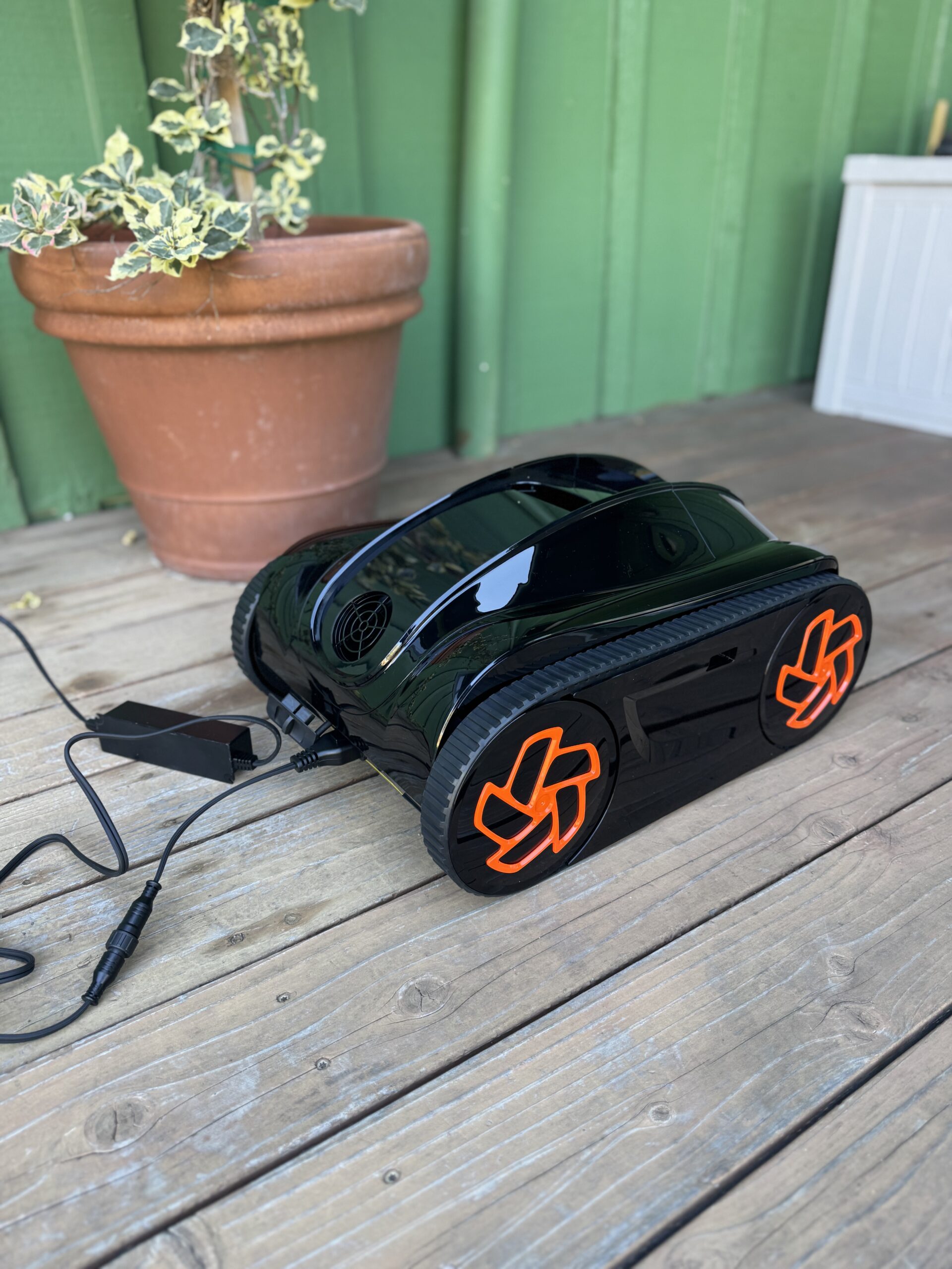 IMG 5105 iGarden Cordless Robotic Pool Cleaner K Series