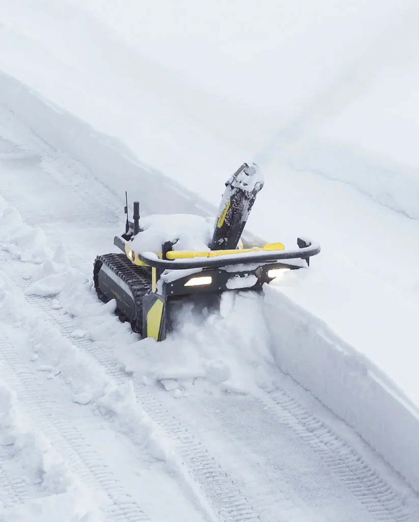 images Yarbo Y40 Core with Snow Blower